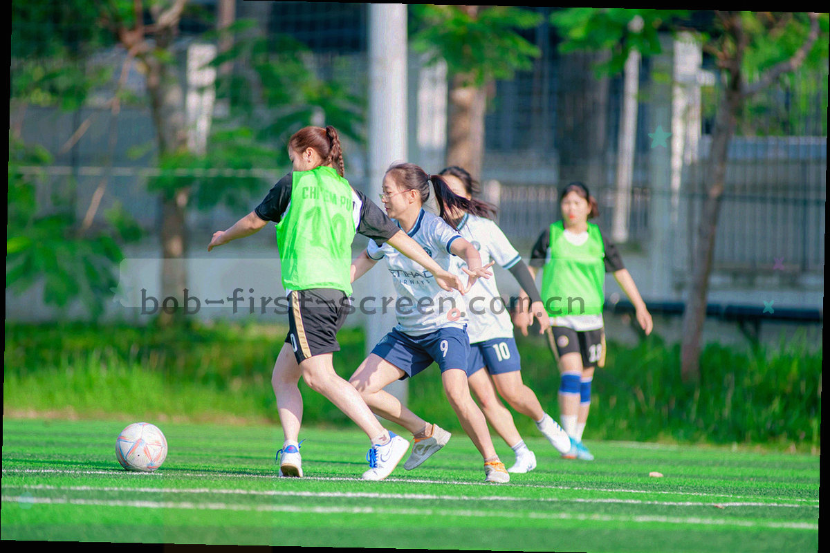 笔记本与设备并置的编辑台局部画面